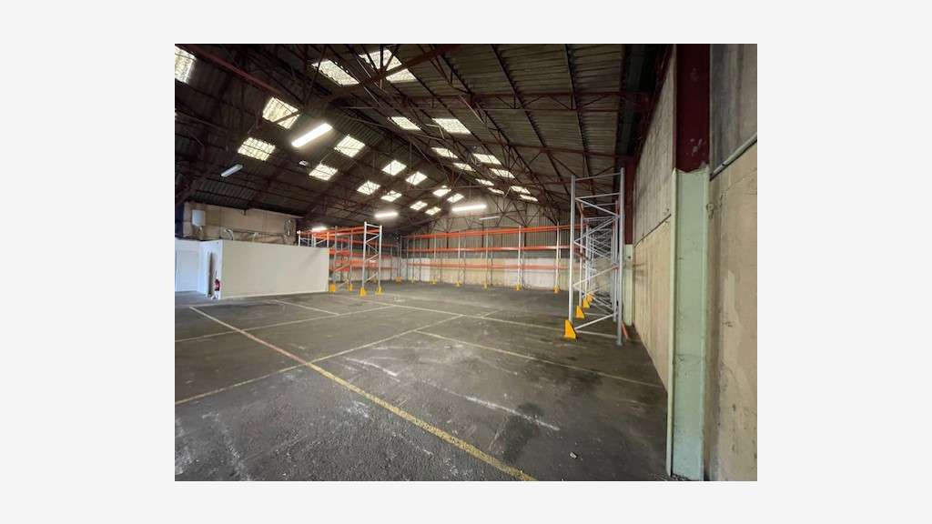 A louer entrepôt 500m² avec 3 quais à La Trinité