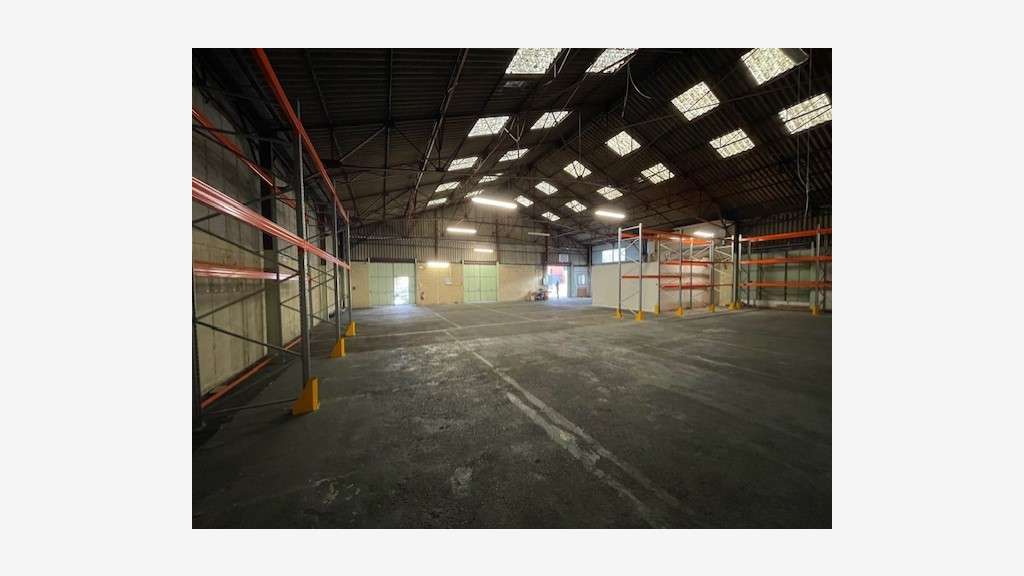 A louer entrepôt 500m² avec 3 quais à La Trinité
