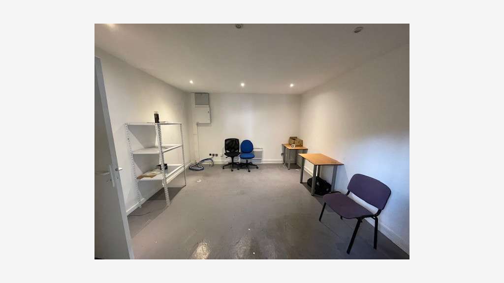 A louer entrepôt 500m² avec 3 quais à La Trinité