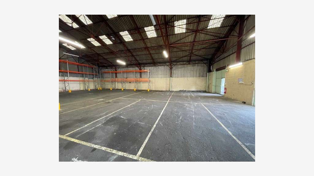 A louer entrepôt 500m² avec 3 quais à La Trinité