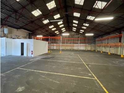 A louer entrepôt 500m² avec 3 quais à La Trinité