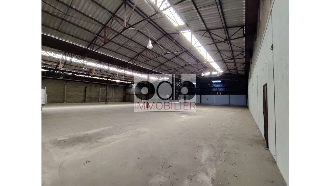 A louer grand local de stockage à La Trinité