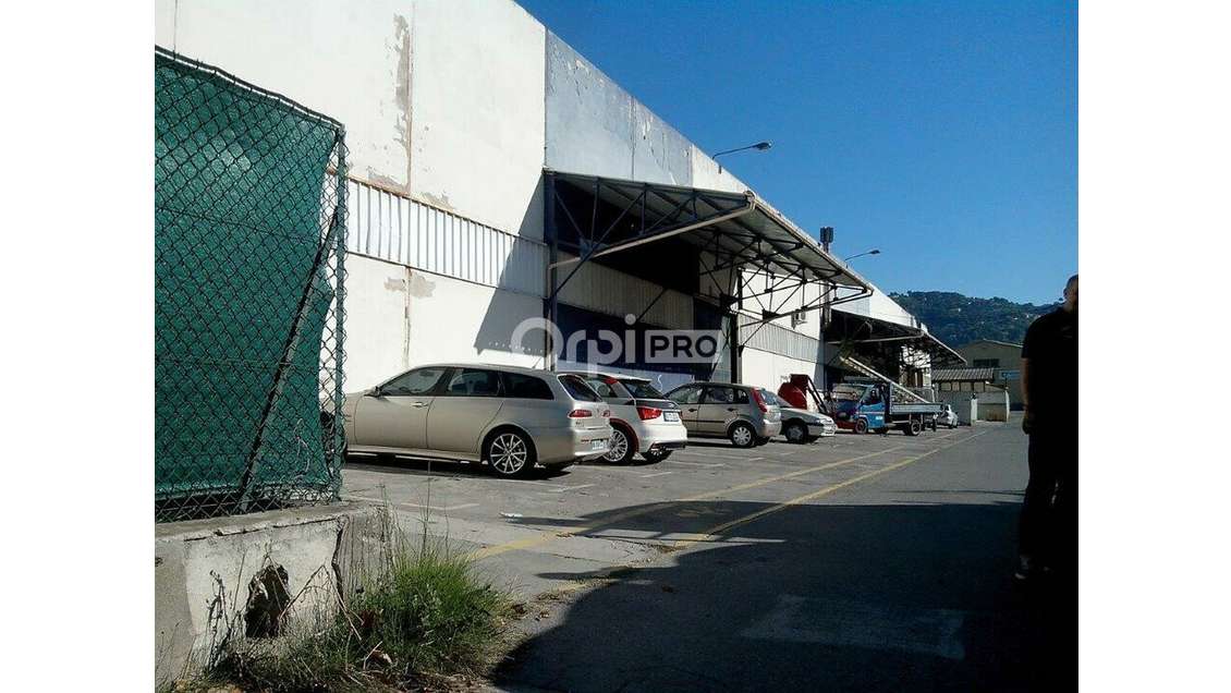 A louer entrepôt 3289m² proche A8 à La Trinité