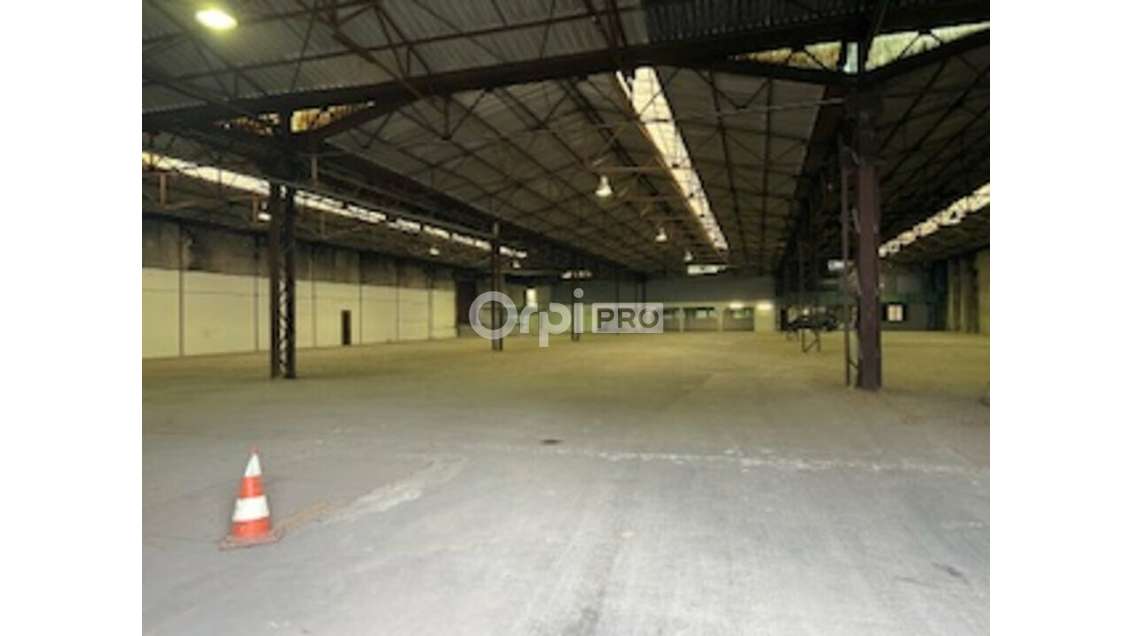 A louer entrepôt de 3200m² à Nice Est la Trinité