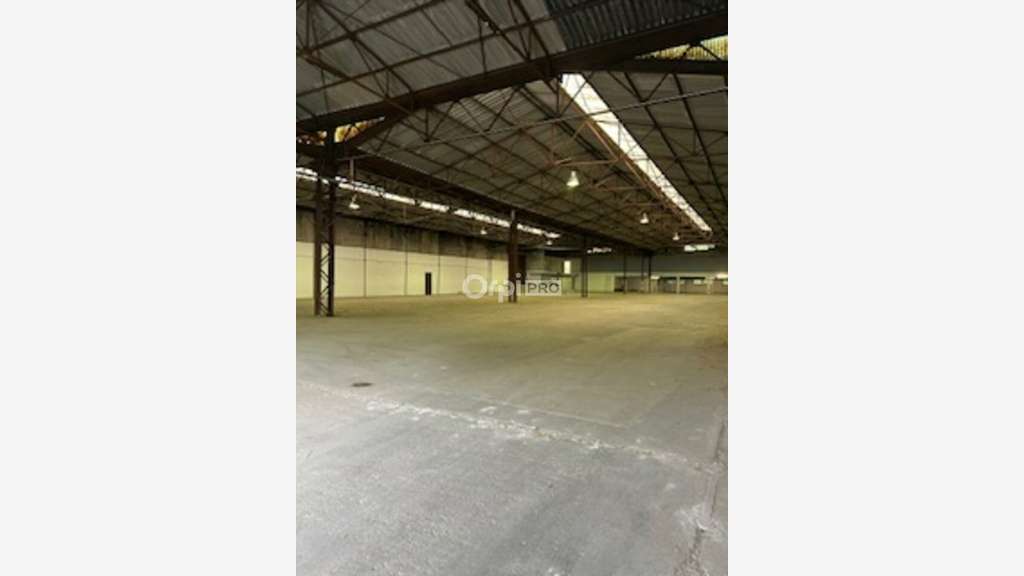 A louer entrepôt de 3200m² à Nice Est la Trinité