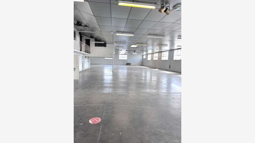 ENTREPOT 500 M²