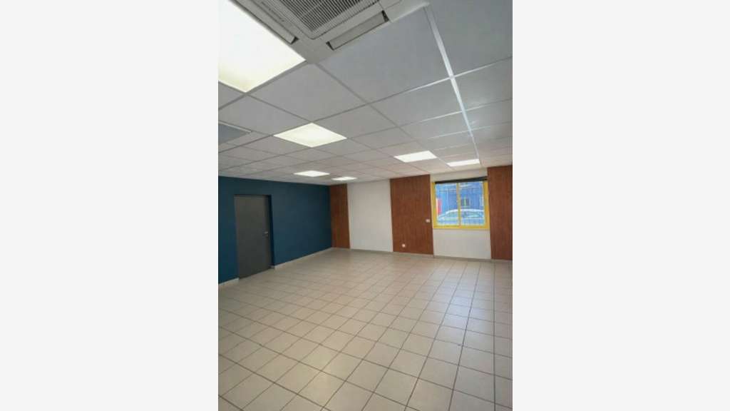 Local d'activité 194m² à louer à La Verpillière