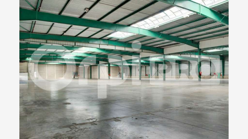 A louer entrepôt 23105m² La Veuve accès A4