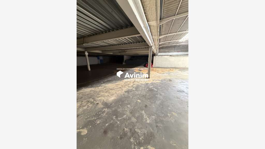 A louer entrepôt de 2200m² à La Ville-du-Bois RN20