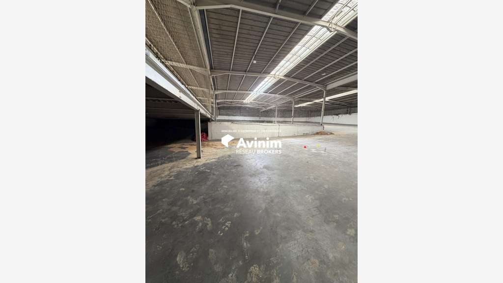 A louer entrepôt de 2200m² à La Ville-du-Bois RN20