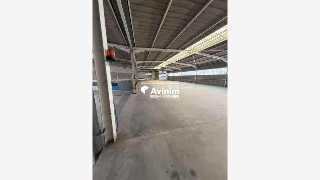 A louer entrepôt de 2200m² à La Ville-du-Bois RN20