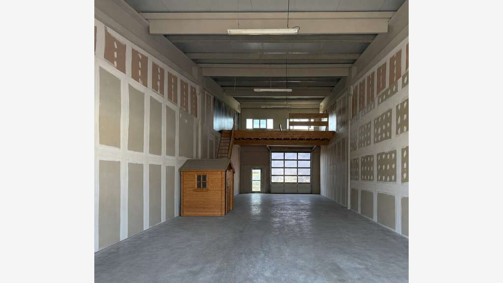 Local dépôt de stockage 213m² à louer à Lahonce