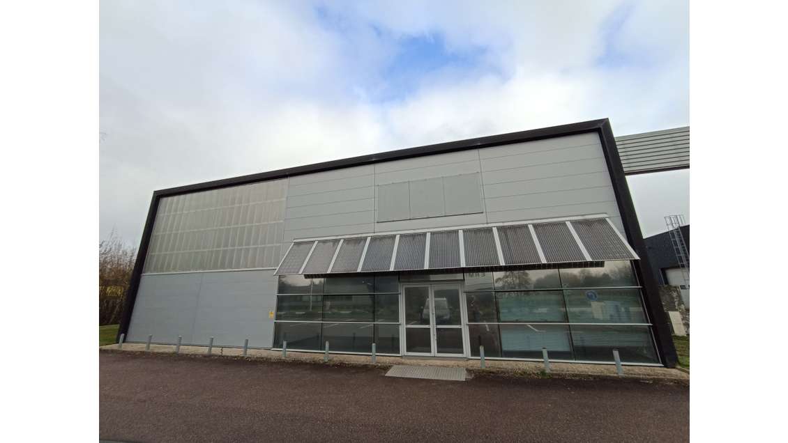 A louer ateliers de 400m² excellent etat à l'Aigle