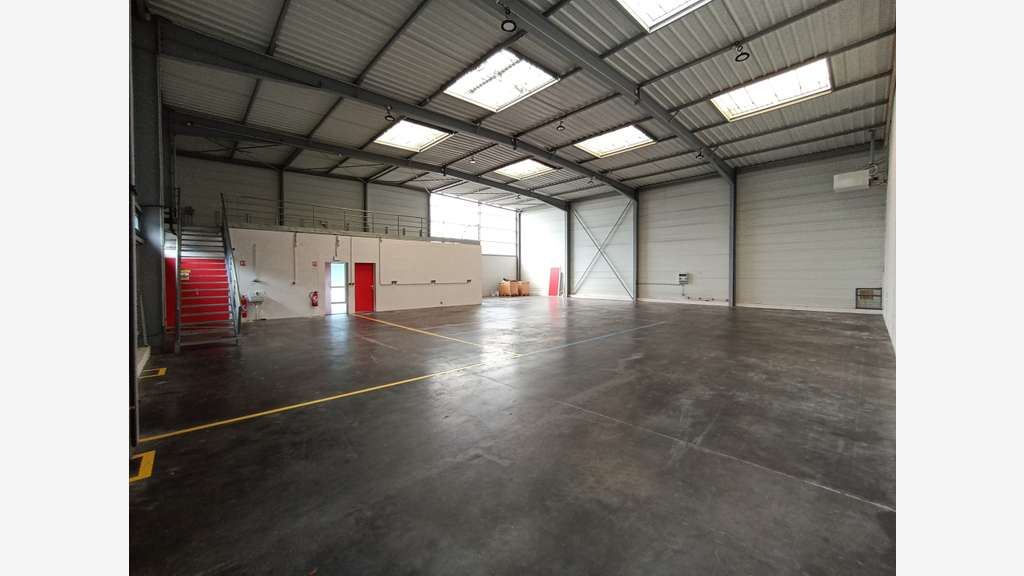 A louer ateliers de 400m² excellent etat à l'Aigle
