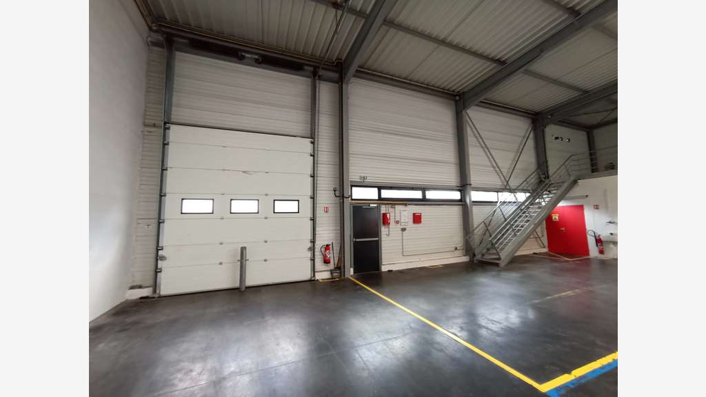 A louer ateliers de 400m² excellent etat à l'Aigle