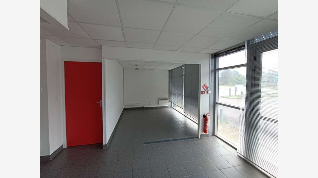 A louer ateliers de 400m² excellent etat à l'Aigle