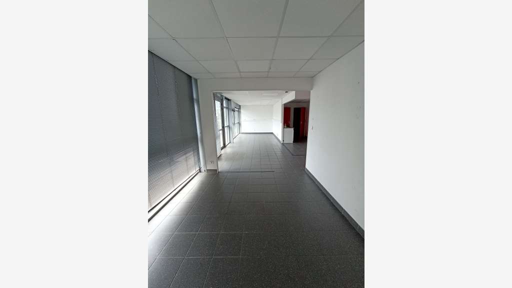 A louer ateliers de 400m² excellent etat à l'Aigle