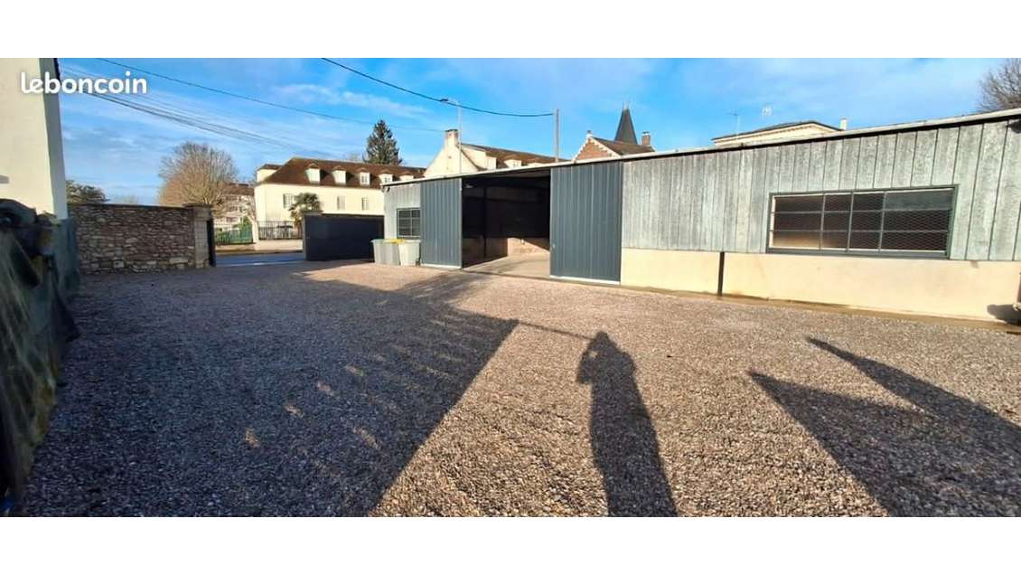 LIANCOURT - Entrepôt avec parking