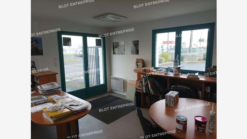 A louer local d'activités 252m² en ZI à Lamballe