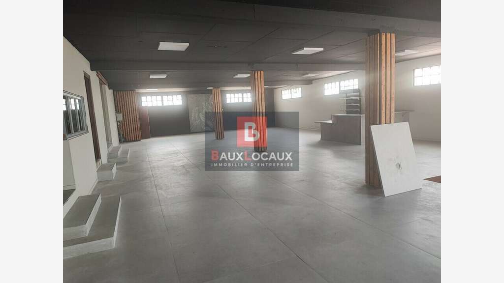 A louer local professionnel 350m² à Lambesc
