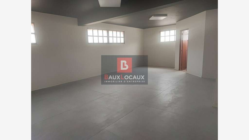 A louer local professionnel 350m² à Lambesc