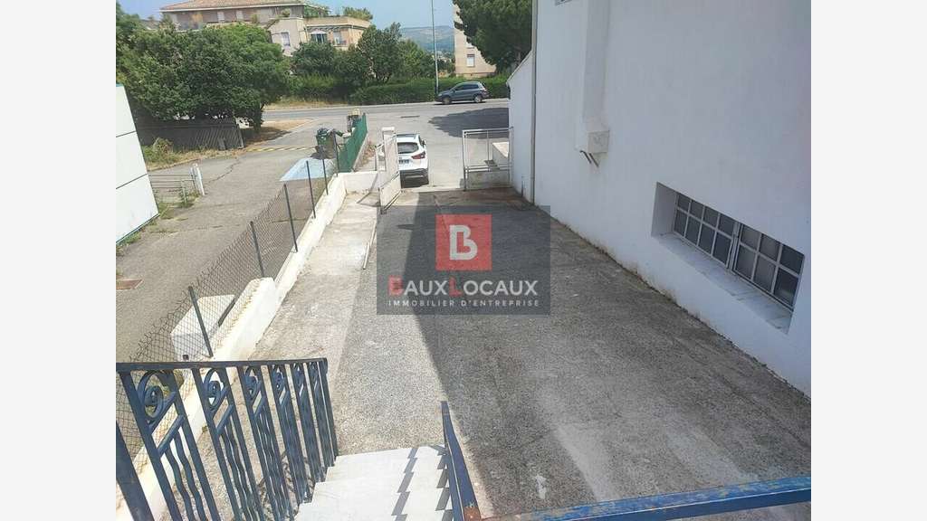 A louer local professionnel 350m² à Lambesc