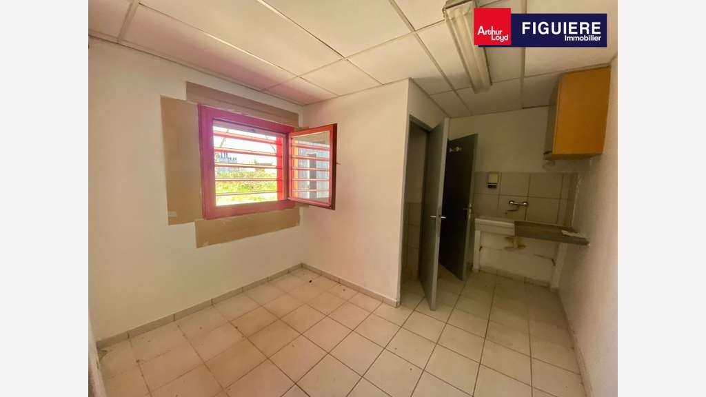 Local 580m² sur 1500m² ZI des Sardenas à Lançon