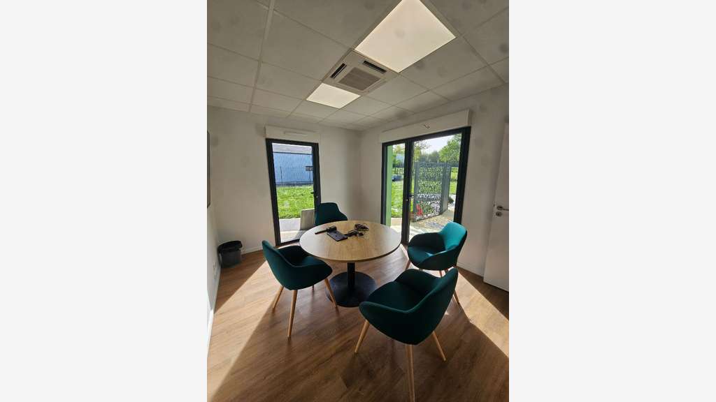 A louer bâtiment d'activité à Landeronde