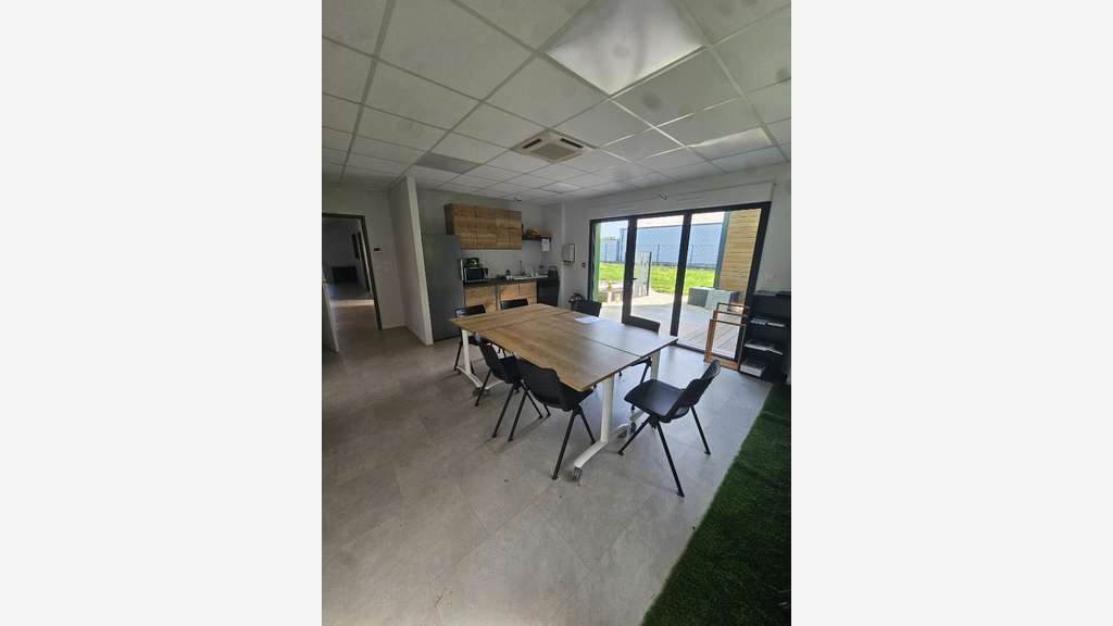 A louer bâtiment d'activité à Landeronde
