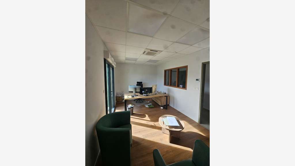 A louer bâtiment d'activité à Landeronde