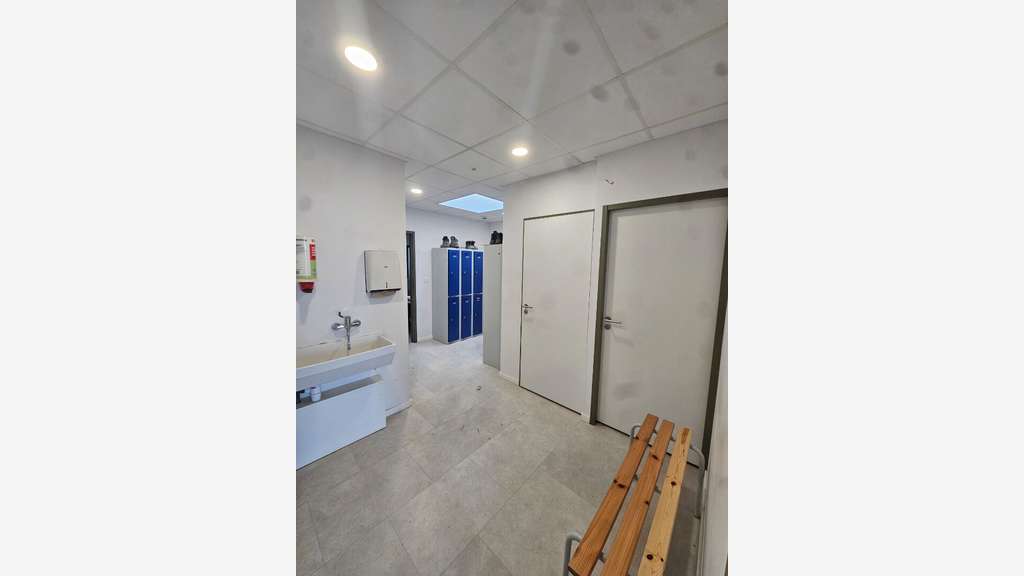 A louer bâtiment d'activité à Landeronde