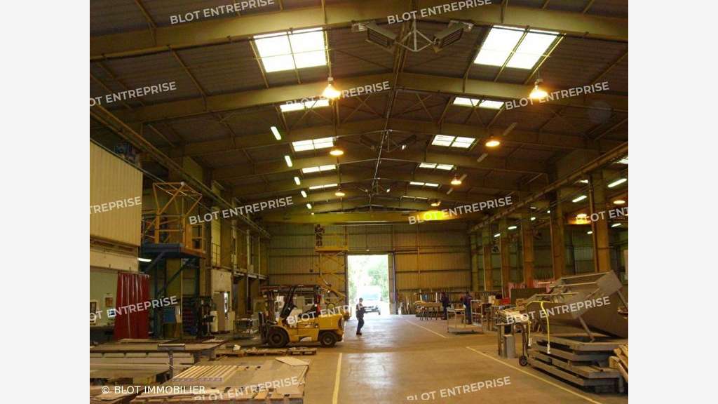 A louer bâtiment industriel de 2900m² à Landevant