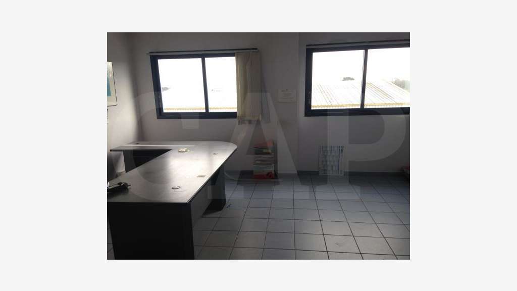 Loue bâtiment d'activités de 2900m² à Landevant