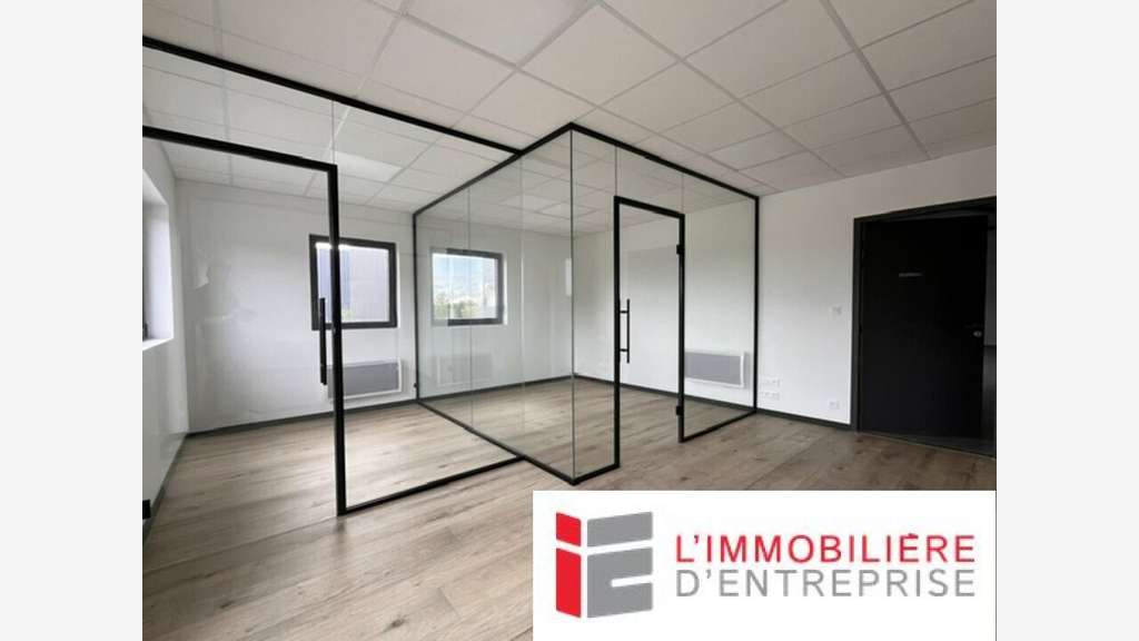 A LOUER - LOCAL D'ACTIVITE - LANDEVANT