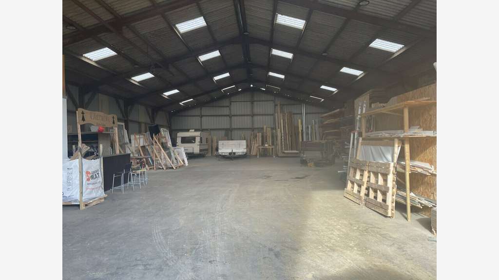 A louer entrepôt 500m² à Plouvorn 