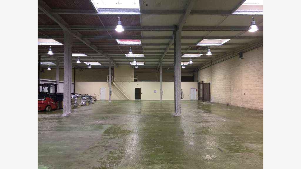 A louer local d'activités bureaux 1100m² Lanester