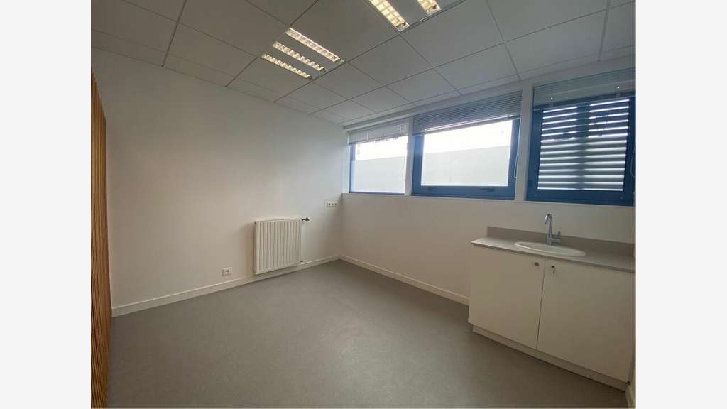 Location local professionnel de 50m² à Lanester