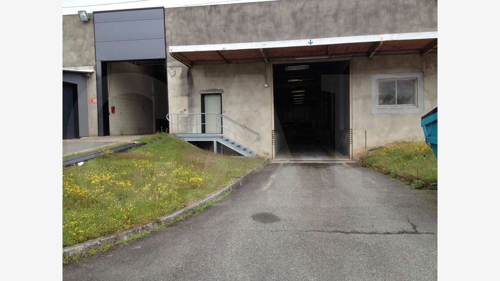 A louer 415m² de locaux d’activités à Lanester