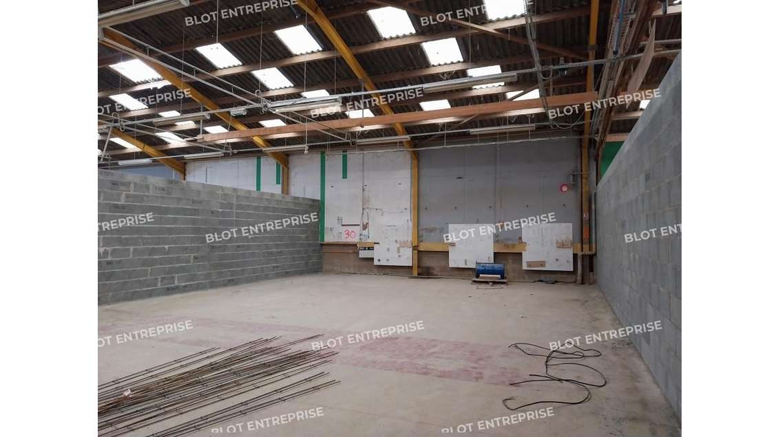 A louer cellule d'activités 225m² à Languenan