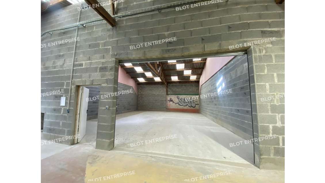 A louer cellule d'activités 400m² à Languenan