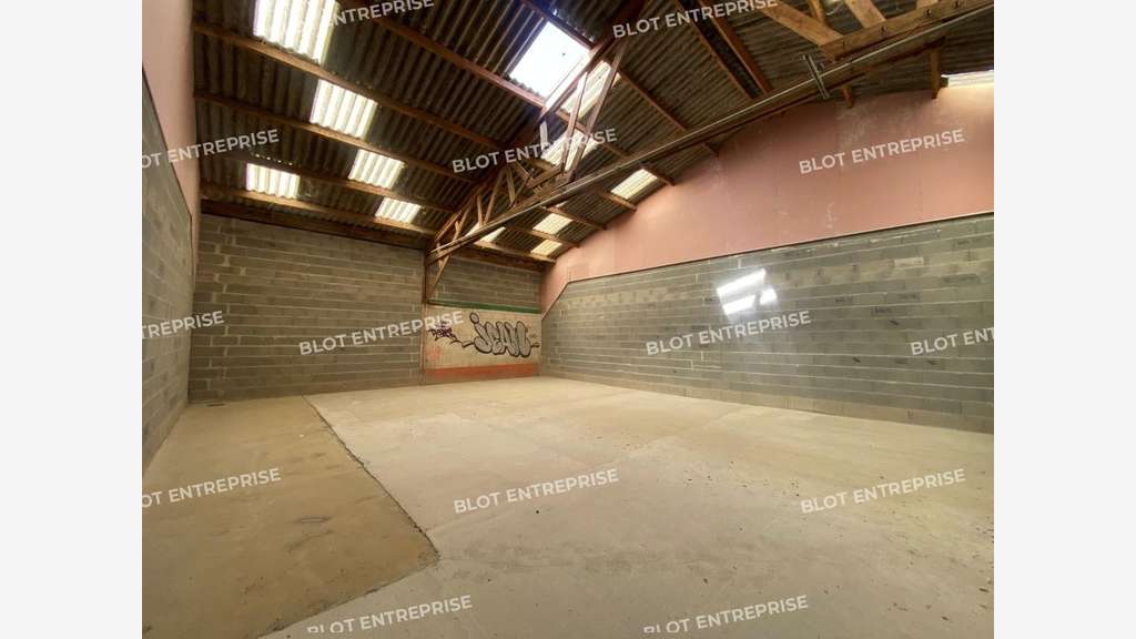 A louer cellule d'activités 400m² à Languenan