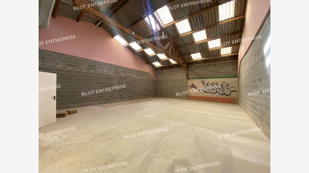 A louer cellule d'activités 400m² à Languenan