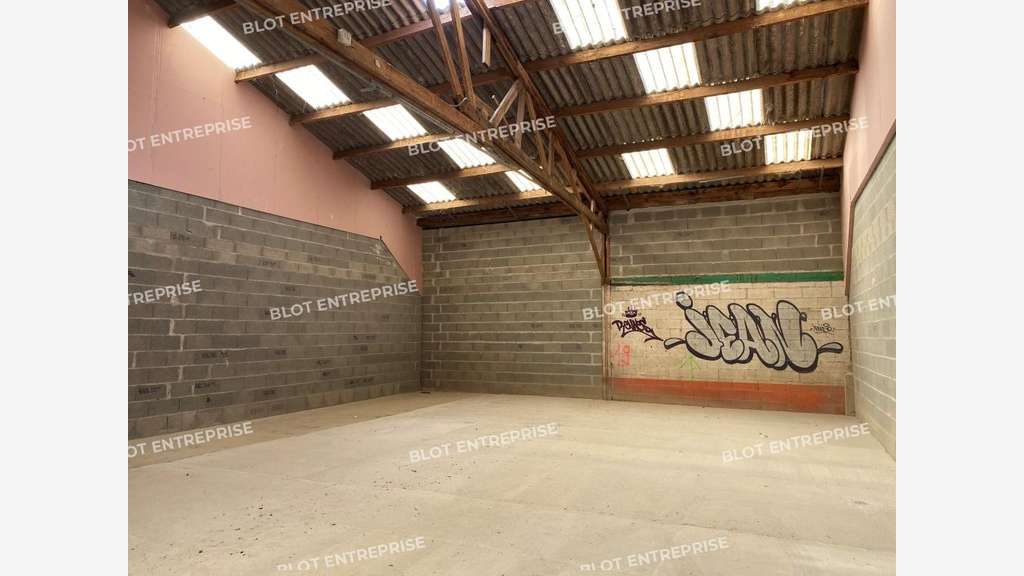 A louer cellule d'activités 400m² à Languenan