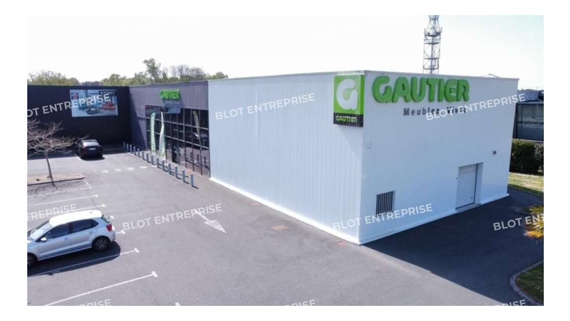 A louer bâtiment commercial 550m² ZAC Langueux