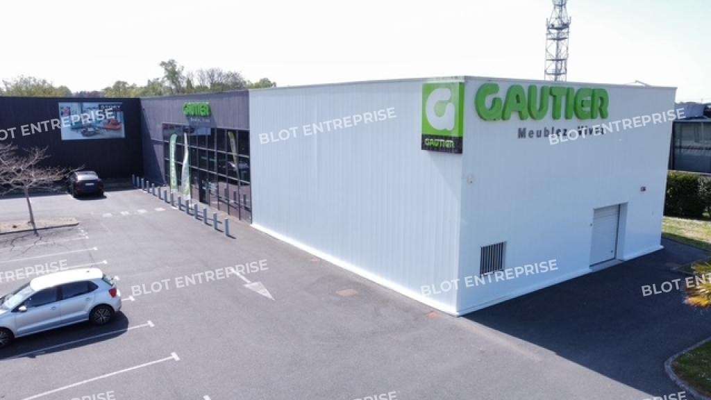 A LOUER - BATIMENT COMMERCIAL 550 m² LANGUEUX