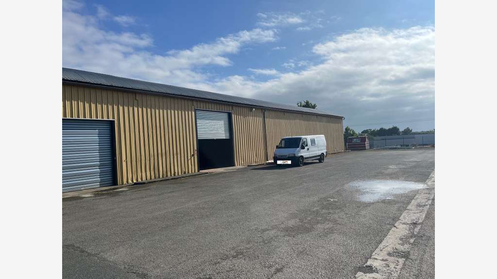 A louer local d'activité 380m² à Ploubezre
