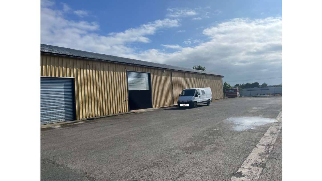 A louer local d'activité 380m² à Ploubezre