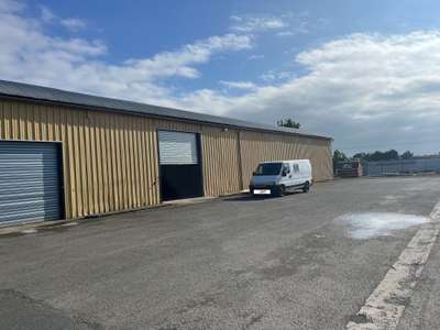 A louer local d'activité 380m² à Ploubezre