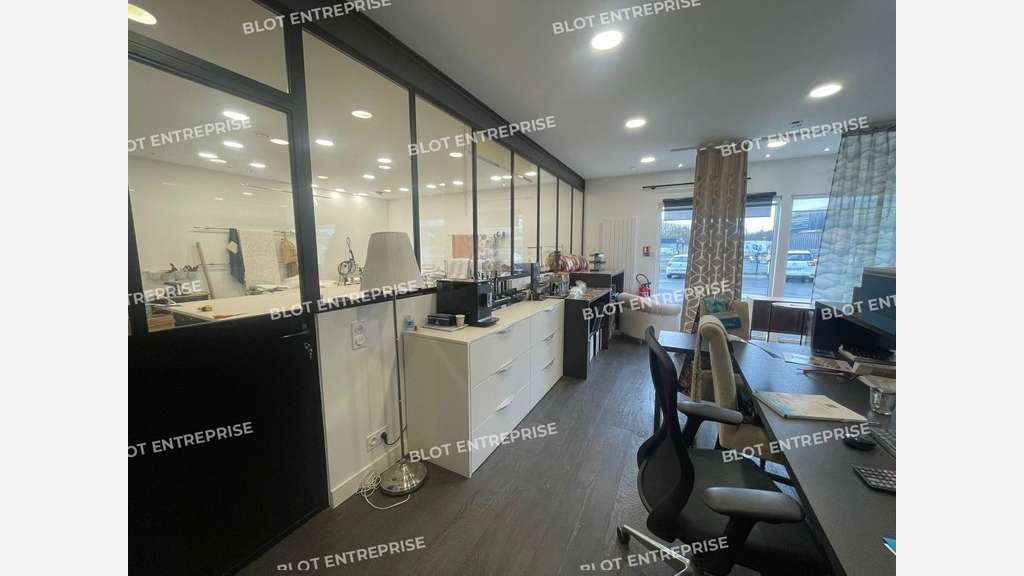 A louer locaux d'activité de 130m² en za Lanvollon