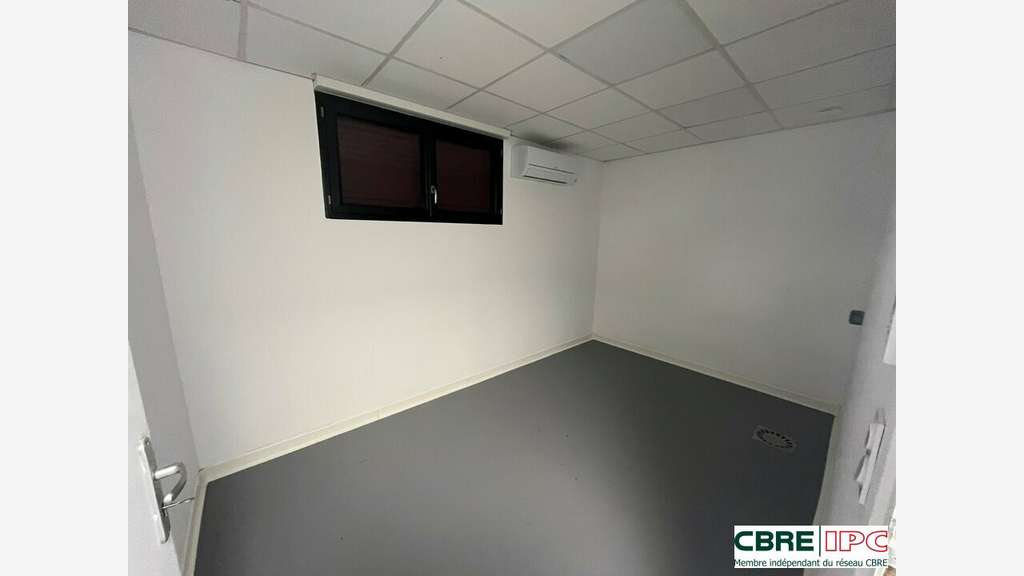 Location local d'activités neuf 246m² à Larressore
